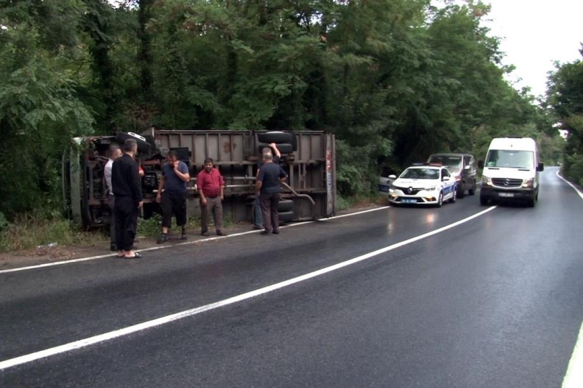 Sarıyer’de kamyon devrildi, sürücünün burnu bile kanamadı