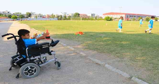 İki bacağı kesilip tekerlekli sandalyeye mahkum kalan Muhammed’in futbol aşkı
