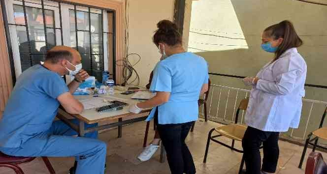 Sağlıkçılar köy köy gezerek hatırlatma aşılarını yapıyorlar