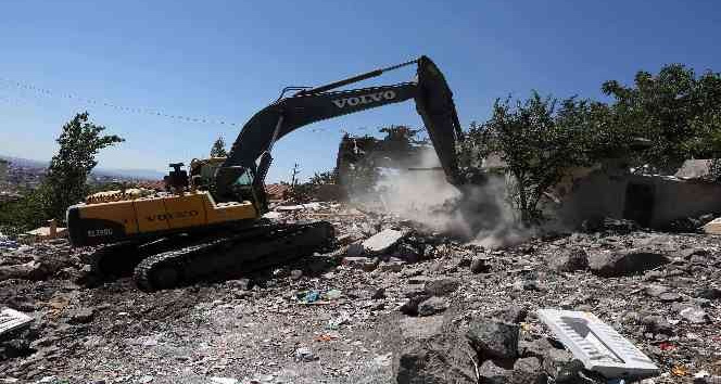 Yenimahalle’de metruk yapılar yıkılıyor