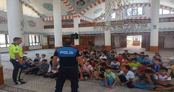 Polisler Kur’an kursunda eğitim gören çocuklara bilgilendirmede bulundu