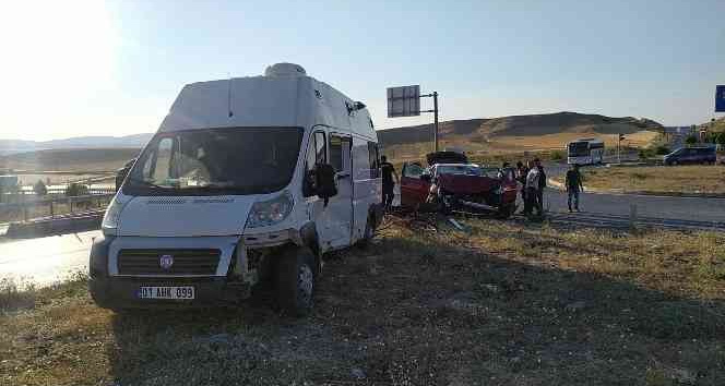 Sivas’ta karavan ile otomobil çarpıştı: 7 yaralı