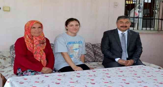 Vali Yılmaz, konuk olduğu ailelerin sorun ve taleplerini dinliyor