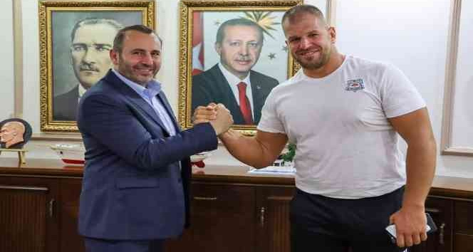 Yalova Belediyesi adına güreşen Semih Turgut başarılarına devam ediyor
