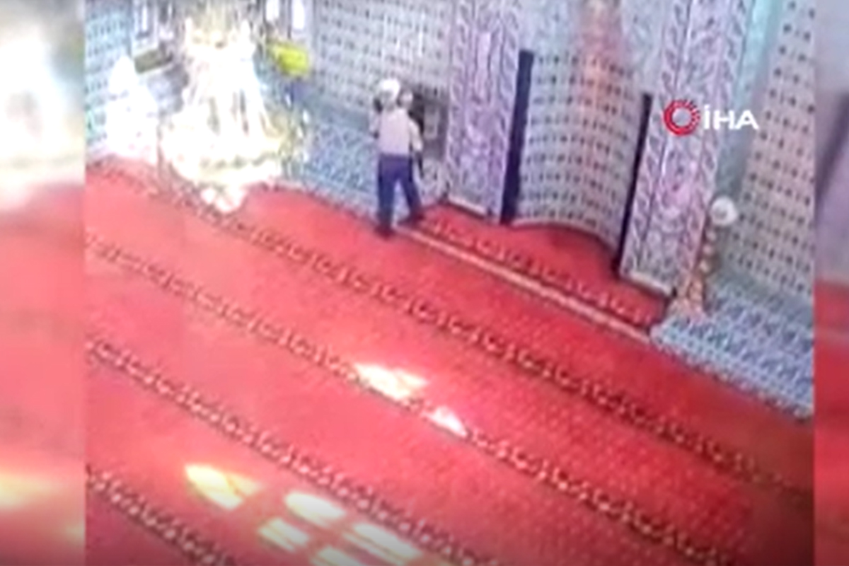 Bursa'da caminin şamdanlarını çaldılar