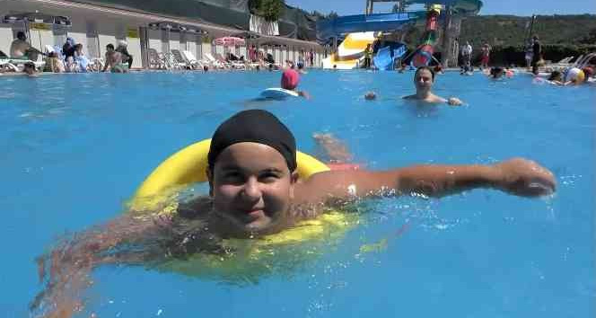 Kütahya’da gençler ve çocuklar, havuzlarda serinliyor