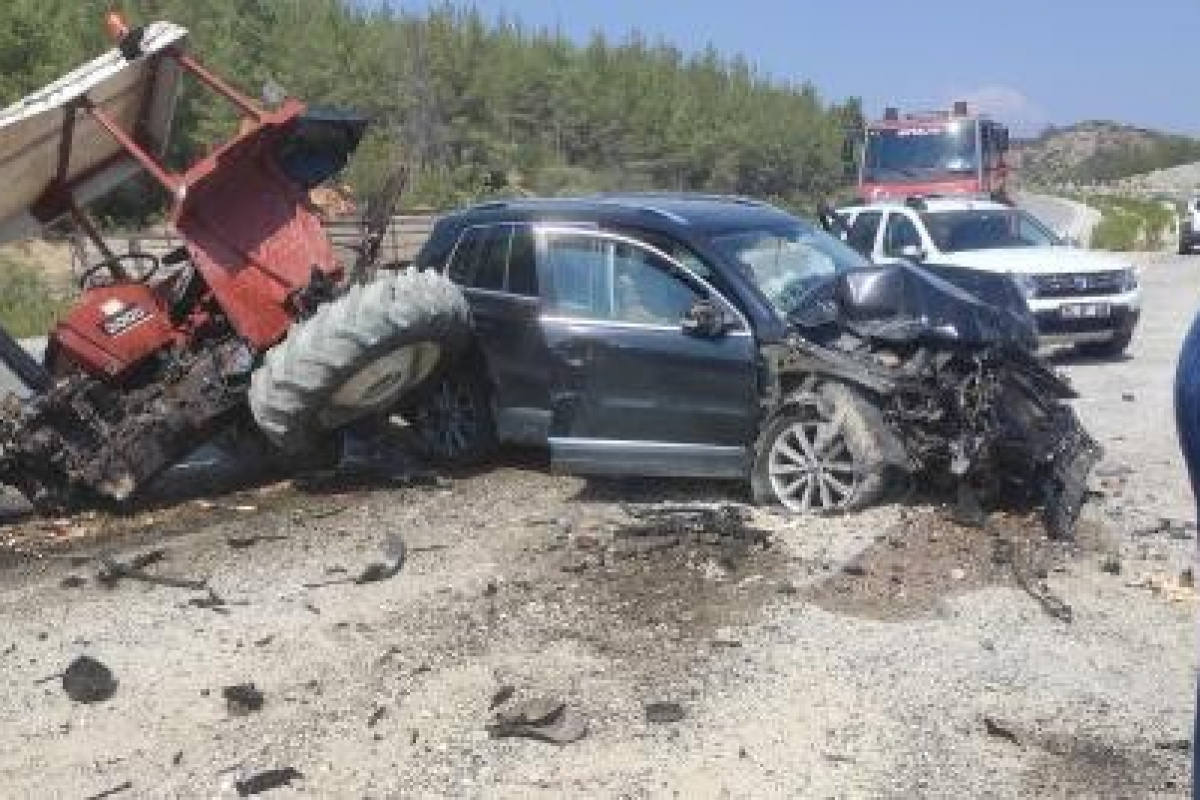 Manavgat'ta otomobil traktör çarpıştı: 6 yaralı