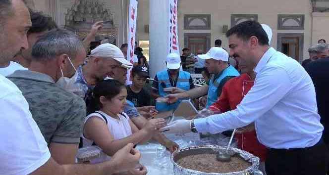 Kırıkkale’de vatandaşlara aşure ikram edildi