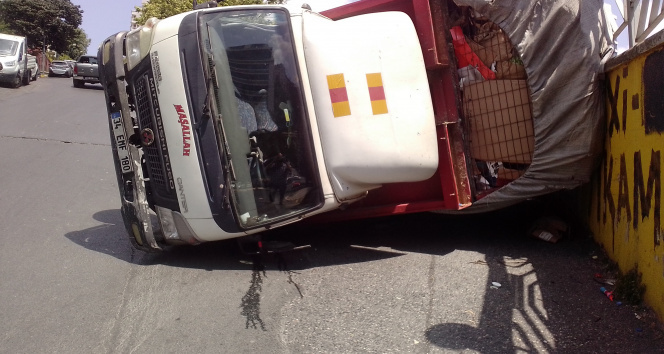 Şişlide yol verme kazası: Kamyonet devrildi