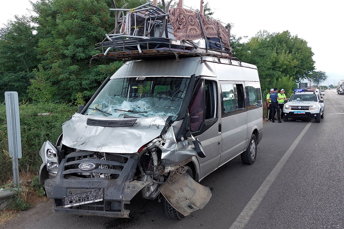Fındık toplamaya giden ailelerin bulunduğu minibüs tırla çarpıştı: 14 yaralı