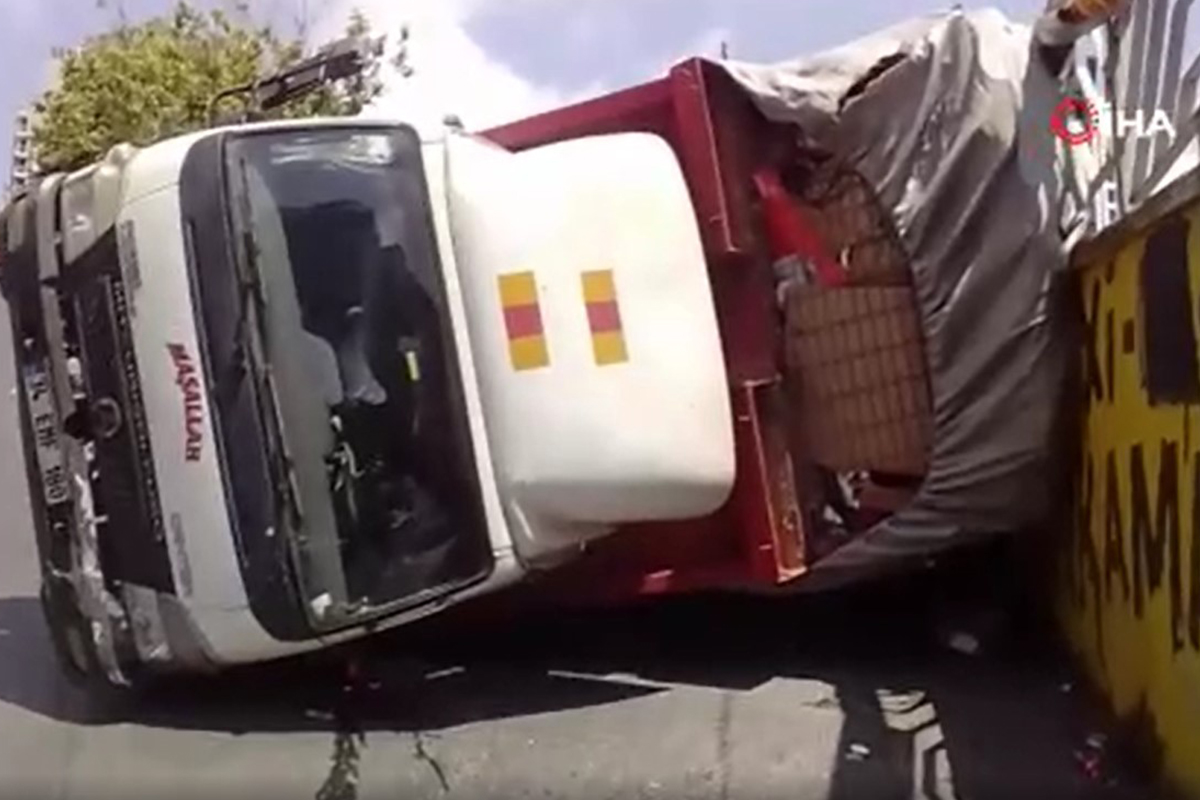 Şişli'de yol vermek isteyen kamyonetin devrilme anı kamerada