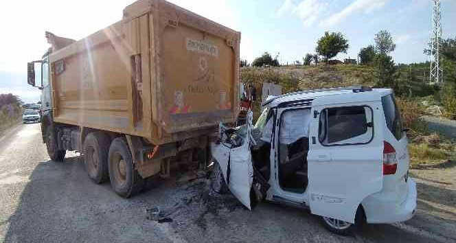 Hafif ticari araç hafriyat kamyonuna çarptı: 1 ağır yaralı