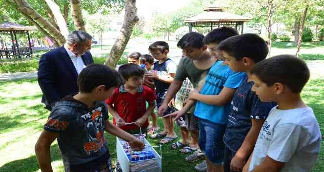 Vali Buhara sıcaklardan bunalan çocuklara dondurma ikram etti