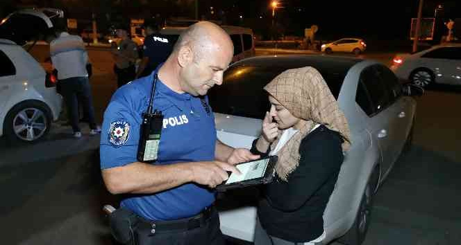 Denetimden kaçmak için ters şeride girdi, yakalanınca aday sürücü ve alkollü olduğu ortaya çıktı