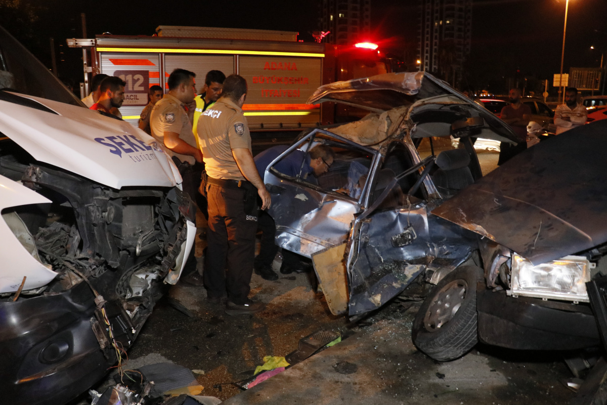 Adana'da otomobil ile servis aracı çarpıştı: 4 yaralı