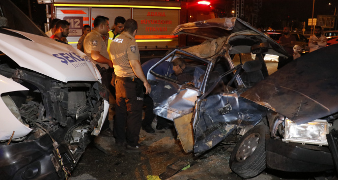 Adanada otomobil ile servis aracı çarpıştı: 4 yaralı