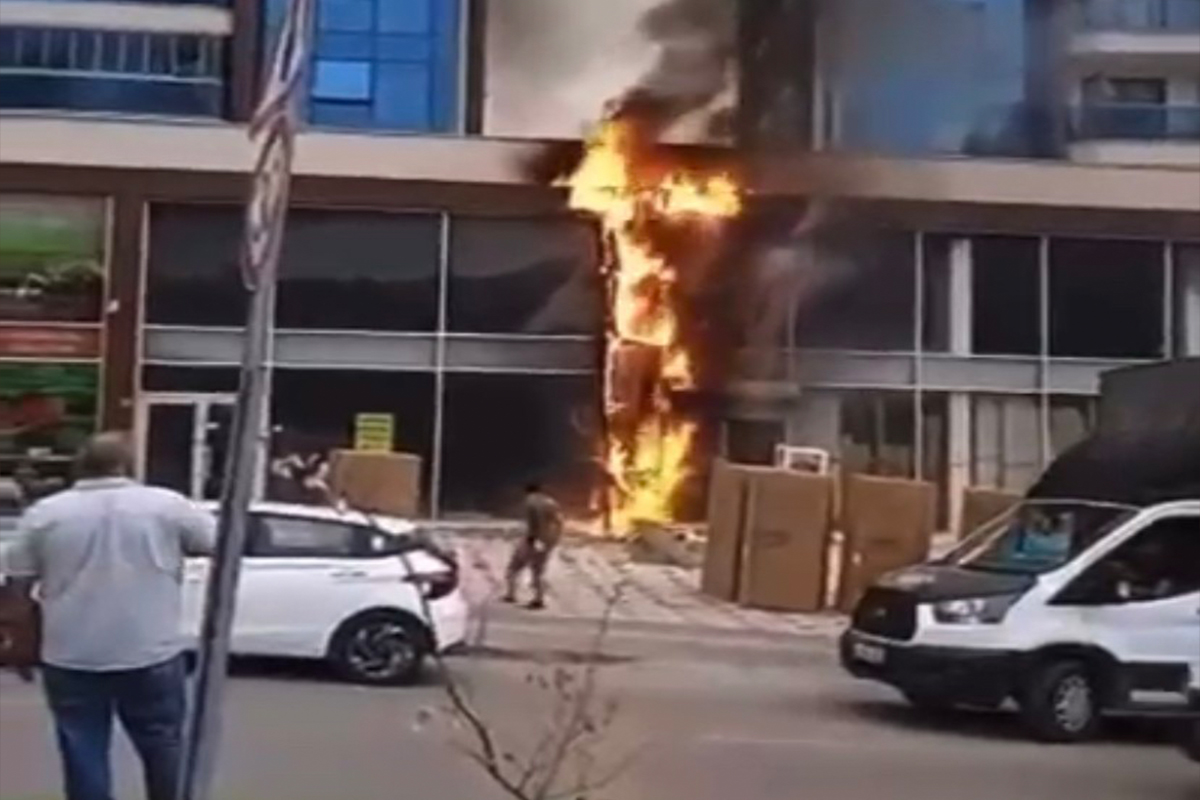 Bursa'da mobilya dükkanı alev alev yandı