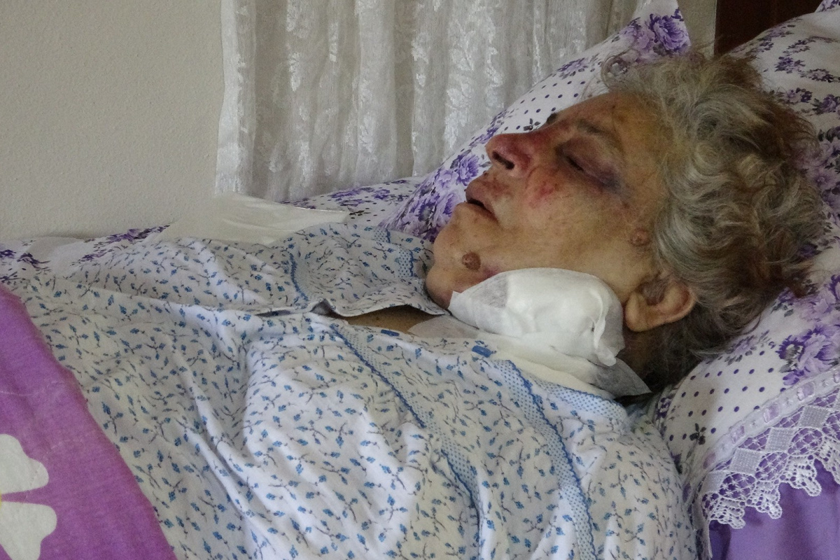 Hatay'da yaşlı kadın akrabası tarafından 34 yerinden bıçaklandı