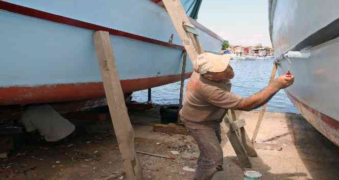 Balıkçılar yeni av sezonuna teknelerine bakım yaparak hazırlanıyor