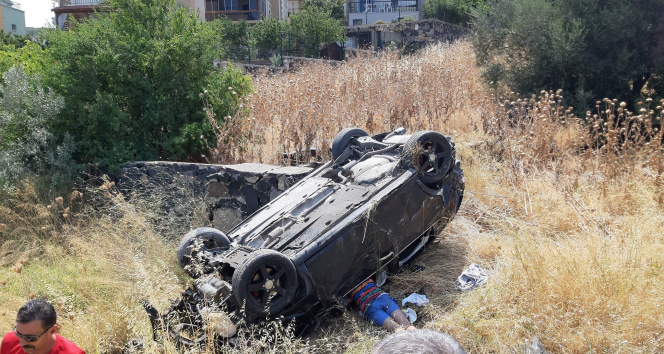 İzmirde takla atan araçtaki 4 genç ölümden döndü