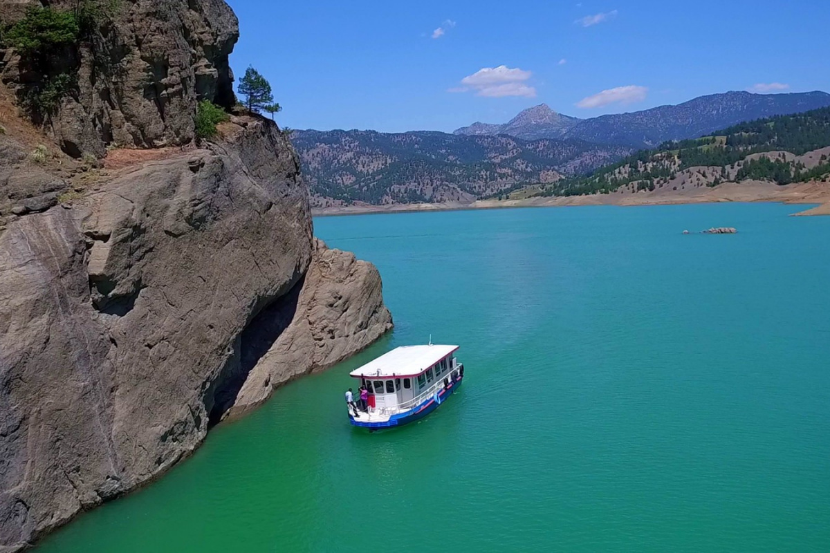 Tekne turları ile Ali Kayası'nın eşsiz manzarasını izliyorlar