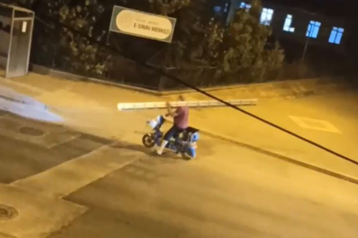 3 metrelik merdiveni motosikletle taşımaya çalıştı