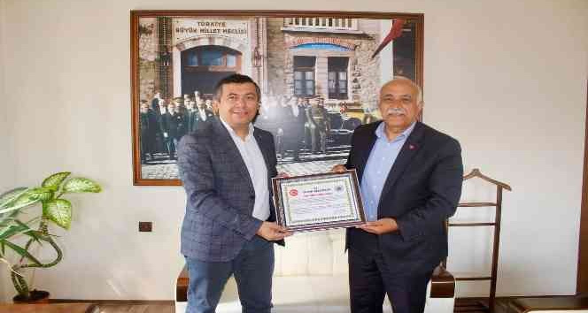 Çıldır Kaymakamı Bayram’a "Fahri Hemşehrilik Beratı"
