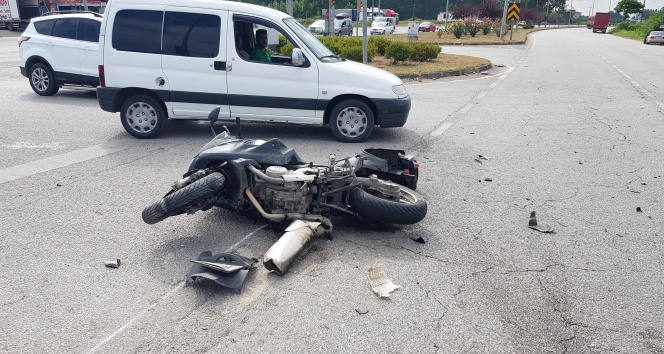 Otomobil kırmızı ışıkta bekleyen motosiklete çarptı: 2 yaralı
