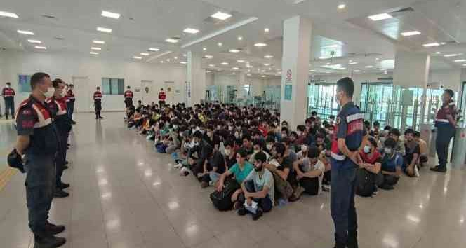 Kırklareli’nde yakalanan 226 kaçak göçmen sınır dışı edildi