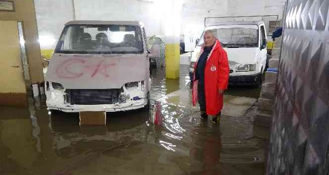 Uşak’ta şiddetli yağış sonrasında su baskınları yaşandı