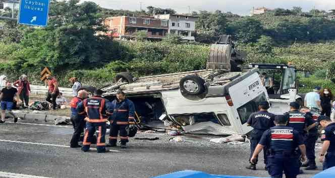 Mevsimlik tarım işçilerini taşıyan minibüs ile hafif ticari araç çarpıştı: 16 yaralı