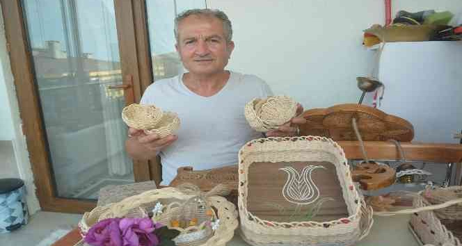 Evinin balkonunu atölyeye çevirdi, ahşabı sanata dönüştürüyor