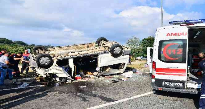 Mevsimlik tarım işçilerini taşıyan minibüs ile hafif ticari araç çarpıştı: 1 ölü, 19 yaralı