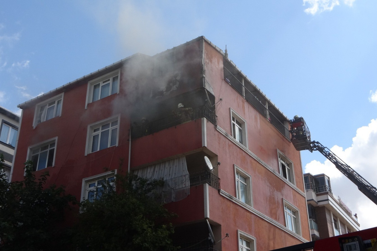Kartal’da 4 katlı binanın üçüncü katında çıkan yangında kombi patladı
