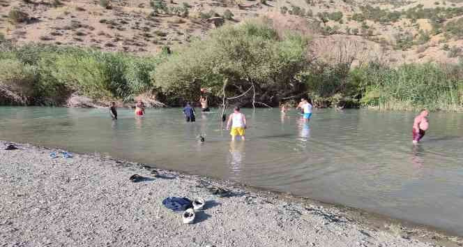 Buz gibi suda voleybol keyfi