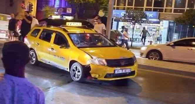 Araçlara yeşil ışık yanarken karşıya geçen vatandaşlara ticari taksi çarptı
