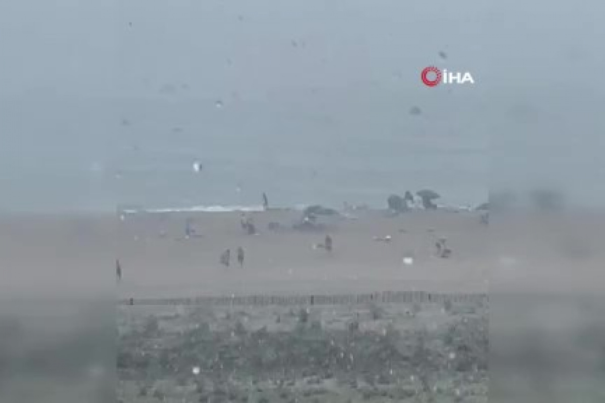 ABD&#039;de şiddetli rüzgar şemsiyeleri okyanusa uçurdu