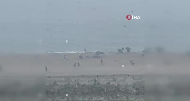 ABDde şiddetli rüzgar şemsiyeleri okyanusa uçurdu