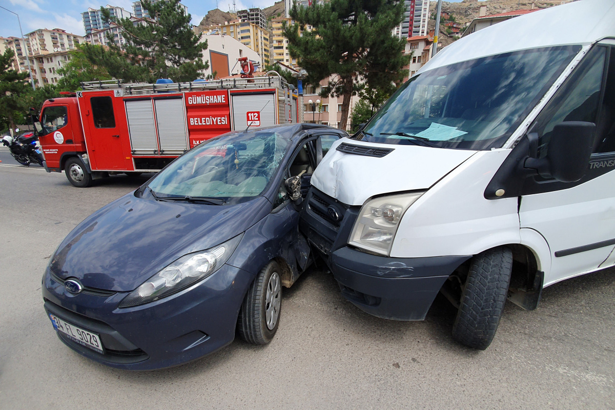 Gümüşhane’de trafik kazası: 2 yaralı!