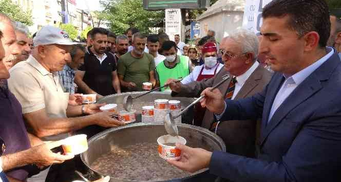 Bingöl’de vatandaşlara aşure ikram edildi