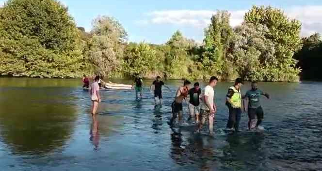 Barajın kapakları açıldı, 7 kişi çayda mahsur kaldı