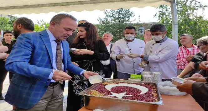 Vali Öner’den vatandaşlara aşure ikramı