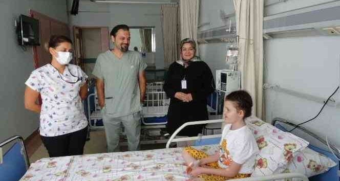 Kalp nakli bekleyen 12 yaşındaki Edanur, yerleştirilen Aort kapakçığı ile sağlığına kavuştu