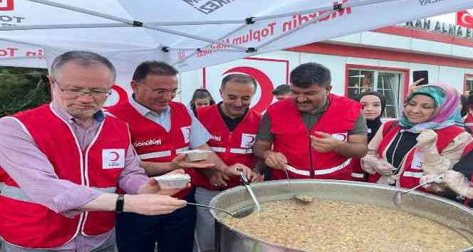 Artuklu Kızılay’ın aşure etkinliğine vatandaşlardan yoğun ilgi