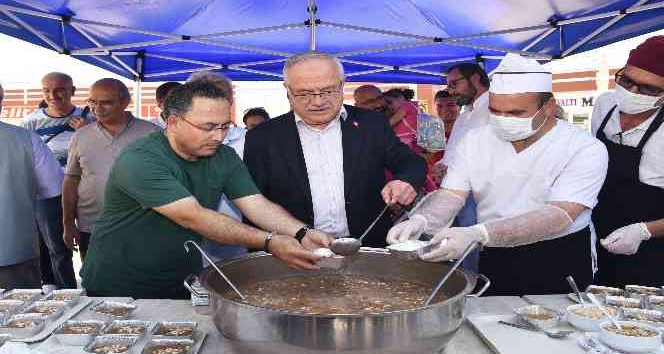 KMÜ’de aşure dağıtıldı