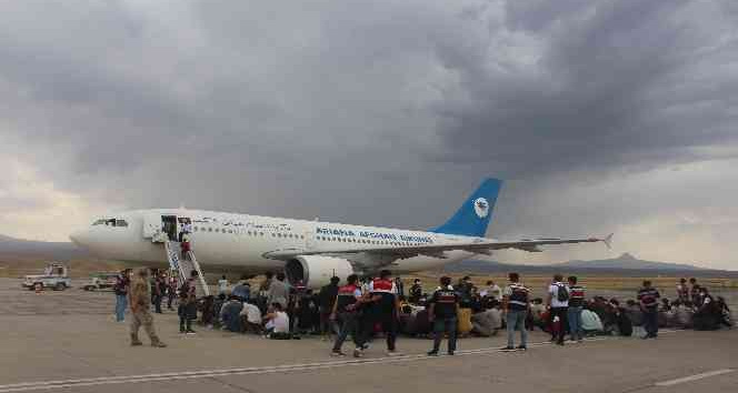 Bu yıl sınır dışı edilen düzensiz göçmen sayısı 63 bin 162 olarak kayıtlara geçti