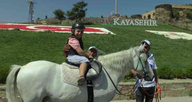 Minikler ilk defa at bindi