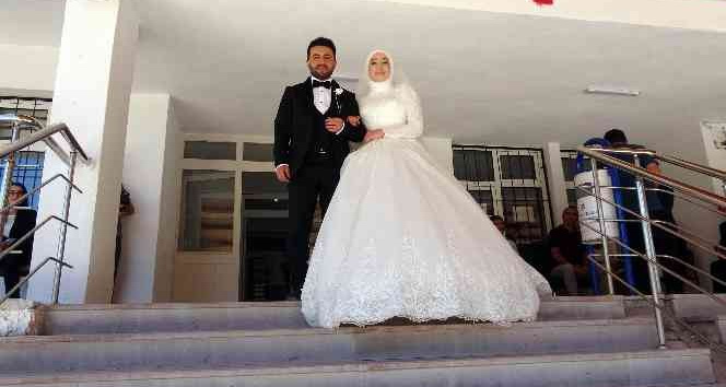 Öğretmenlik mülakatına gelinliği ile girdi