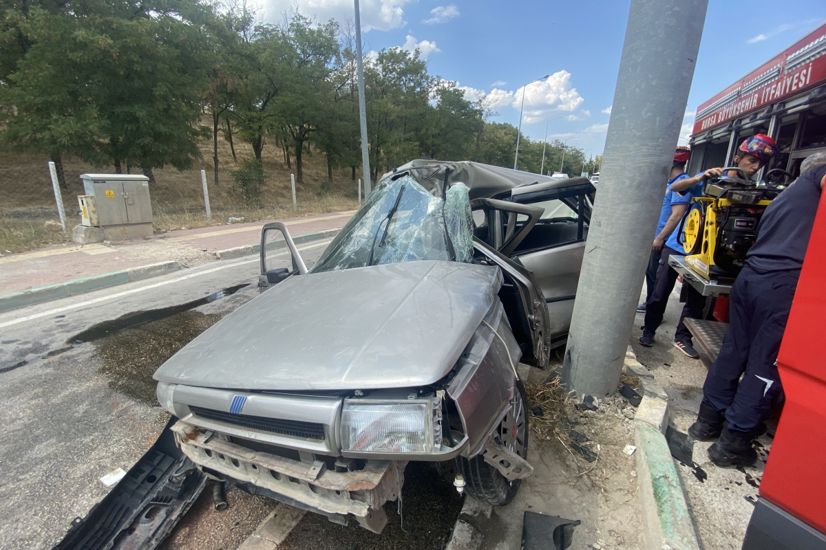 Bursa'da otomobil yön levhasına çarptı, hurdaya döndü: 1 ağır yaralı