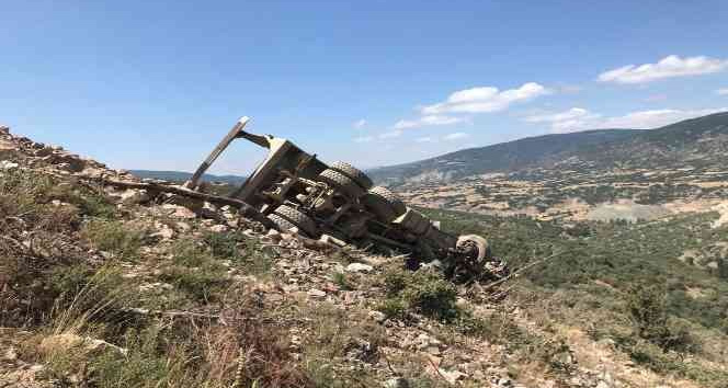 Baraj inşaatında kamyon 80 metrelik uçuruma yuvarlandı